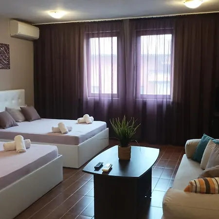 Cosy And Spectacular Fotiadis *